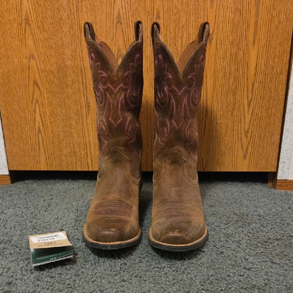 Ariat Shoes - ‼️WORN ONE TIME‼️Ariat Women's 8.5B Med. Brown w/pink stitching. Square toe.